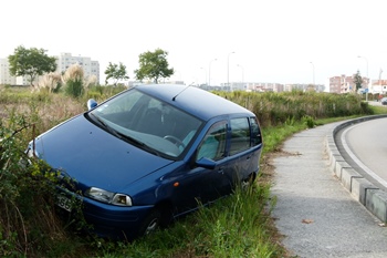 Carro acidentado na Avenida 25 de Abril