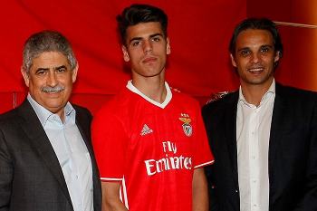 João Ferreira assina contrato profissional com o Benfica