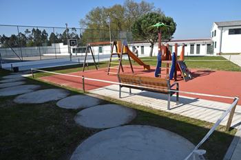 Parques infantis e campos de jogos renovados